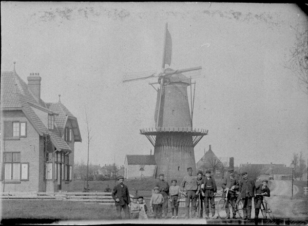 Molen De Hoop aan de Molenweg (Stationsstraat) met links nr. 53).Stadsarchief Zoetermeer, Geheugen van Zoetermeer, HGOS