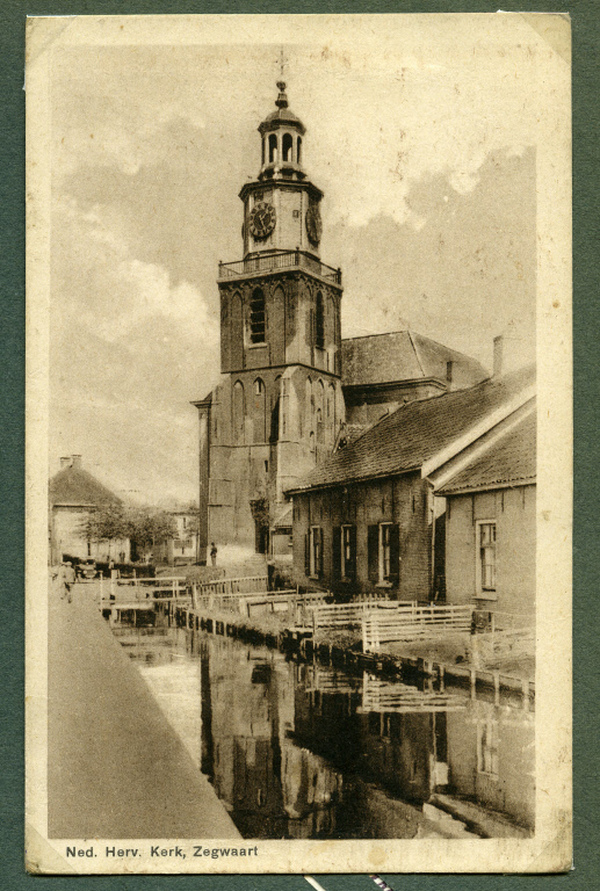 De Oude Kerk gezien vanaf de Delftsewallen, met huisjes en de (toen nog) langs de kerk lopende Buurtvaart.Stadsarchief Zoetermeer, Geheugen van Zoetermeer, HGOS