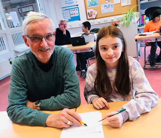 Vrijwilligers van Piëzo ondersteunen en stimuleren kinderen bij het maken van hun huiswerk foto Stichting Piëzo