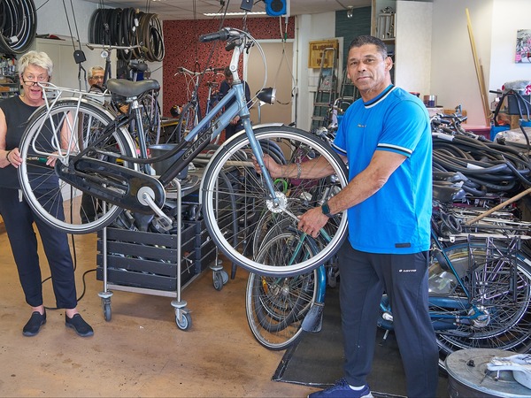 Leer je eigen fiets repareren bij de Ambachtenwerkplaats fotograaf Leon Koppenol