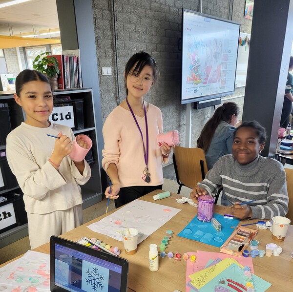 Leerlingen ONC Clauslaan maken kerstpresentjes voor anderen