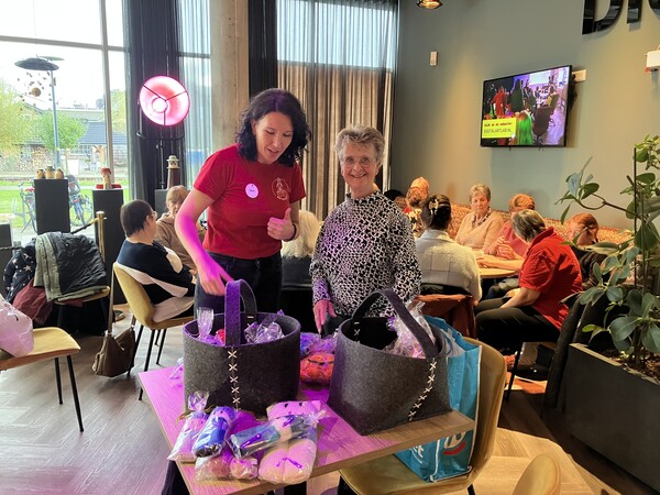 Al drie jaar verbinding door Haak- en breicafé