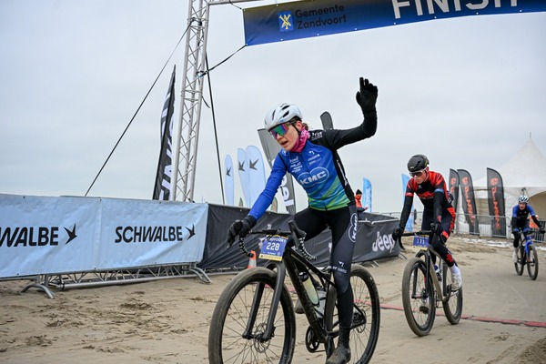 Mariëlle Trouwborst wint MTB beachrace in Zandvoort