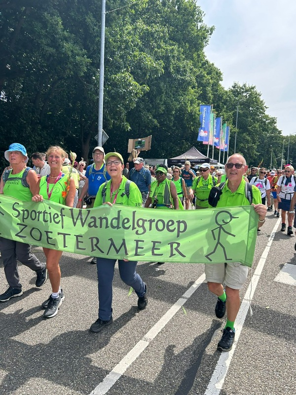 nijmeegse jul25 1 sportief wandelgroep