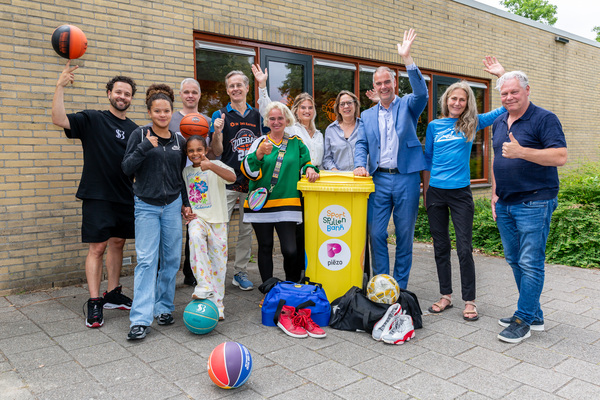 Opening sportspullenbank groepsfoto 2
