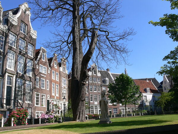 Amsterdam Begijnhof Andreas Preaefcke wikimedia commons