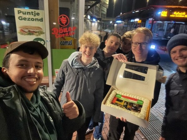 D66 taart in nachtbus D66 Zoetermeer