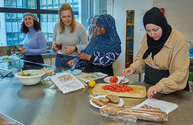 Deelnemers van Voel je goed krijgen les van de diëtiste fotograaf Leon Koppenol