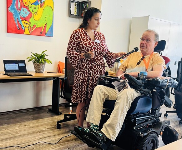 Hans van Hezewijk vertelt tijdens zijn lezingen vol enthousiasme en inspiratie hoe je met een beperking met eigen inzet van het leven kunt genieten foto Stichting Piëzo