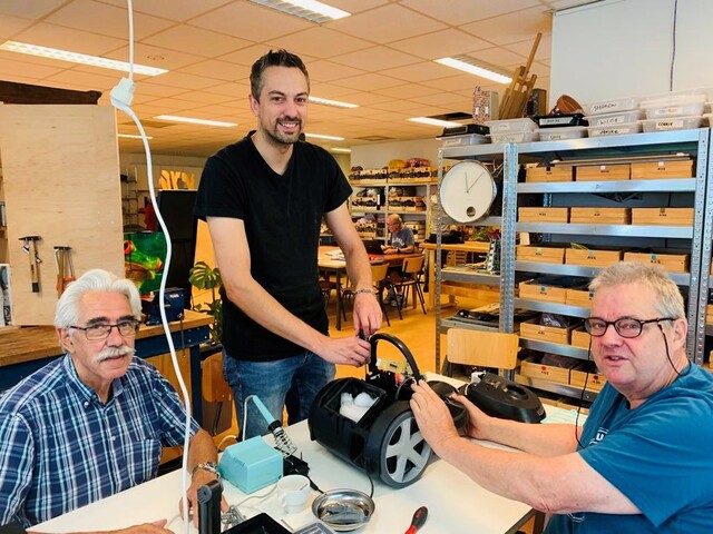 Help mee in het Repair Café foto Stichting Piëzo