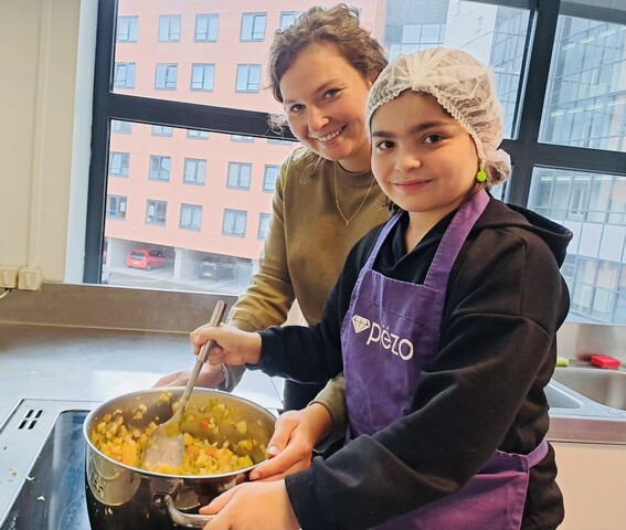 Kinderen koken met diëtiste foto Stichting Piëzo