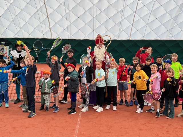 Sint en Piet met de jonge tennissers