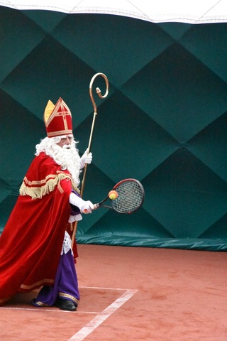 De Sint aan het tennissen