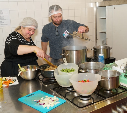 Vrijwilligers van Piëzo koken samen een wijkmaaltijd fotograaf Leon Koppenol