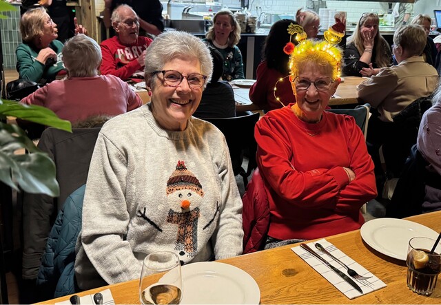 Aan lange tafels en in kersttrui konden de vrijwilligers elkaar beter leren kennen.