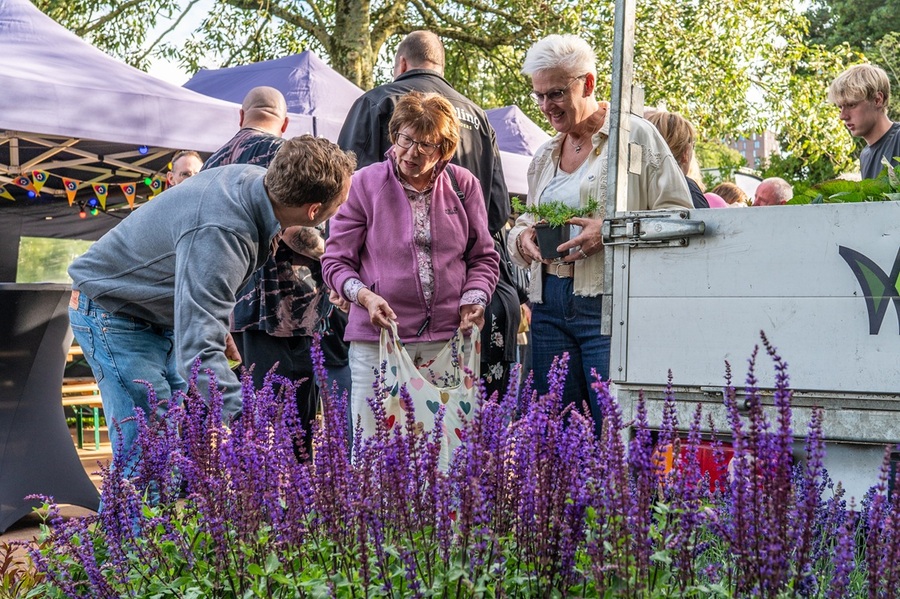 Foto 1 In de rij voor de plantjesmarkt Goede Woning