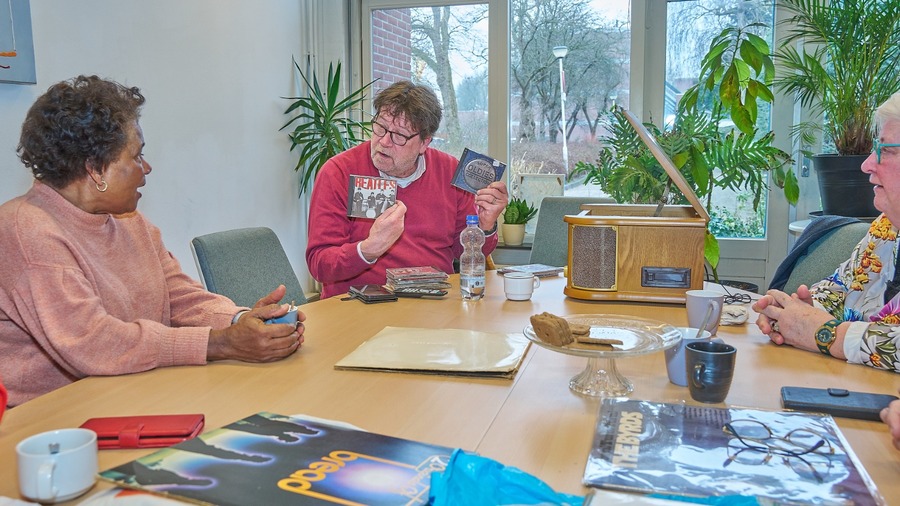 Luisteren en praten over muziek tijdens de Praat Plaat Muziekochtend fotograaf Leon Koppenol
