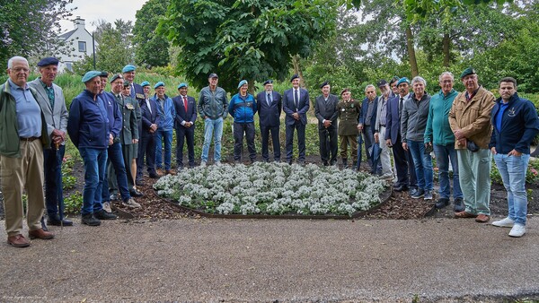 Onthulling Veteranenbank en Witte Anjerperk
