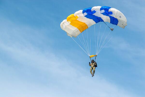 Parachutist landt op de Markt bij opening Veteranendag