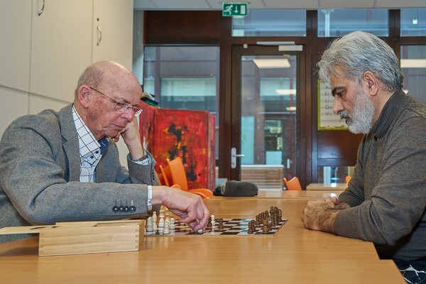 Gezellige spelletjesmiddag voor ouderen bij inZet fotograaf Leon Koppenol