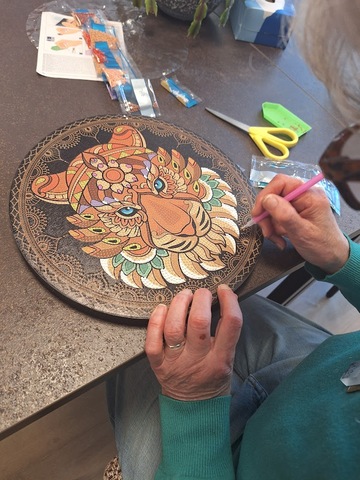 Een deelnemer legt de laatste hand aan een creatieve tijger