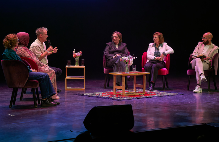 20 jaar Piëzo Karim Amghar in gesprek met het panel over Kansengelijkheid en Inclusie fotograaf Leon Koppenol