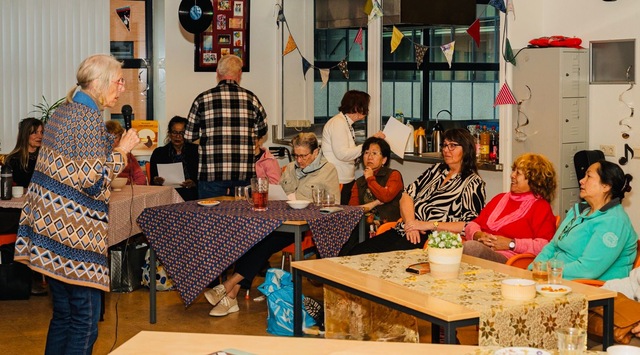 Bezoekers van de Muzieksalon Meerzicht kregen zangles van een zangpedagoog fotograaf Hans Heemskerk