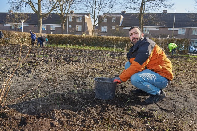 De lente staat voor de deur. Help mij in Wijktuin Noordhove fotograaf Leon Koppenol