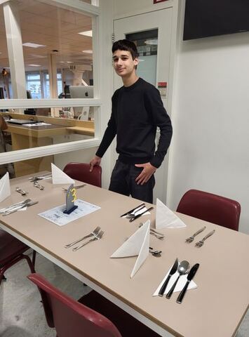 De tafels worden gedekt copy