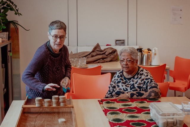 Gezellige spelletjesmiddag voor ouderen bij inZet fotograaf Britney Suoss 1