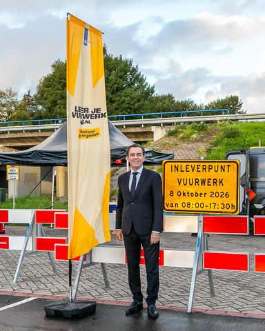 Burgemeester Michiel Bezuijen bij het vuurwerkinleverpunt