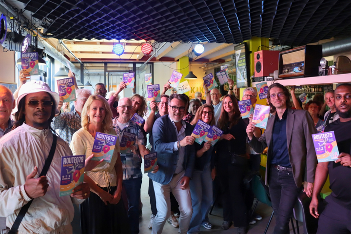 Wethouder Hilko Folkeringa-Florizoone en cultuurmakers met de Route079 Routekaart tijdens de Cultuurkantine, de netwerkbijeenkomst voor cultuurmakers bij Kiki at Franx, op 24 september 2026.