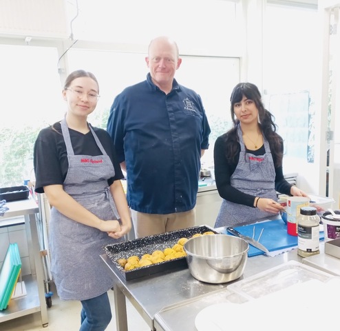 Tijdens NLdoet zullen jongeren een gevarieerde lunch verzorgen voor ouderen in de wijk Buuytenwegh foto Stichting Piëzo