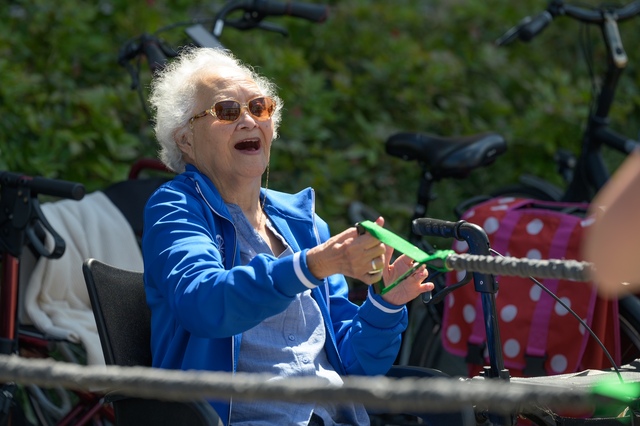 Lachende ouderen bij de sociale sportschool
