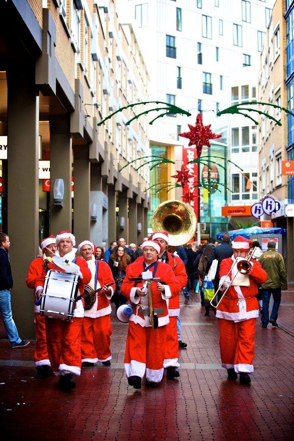 Kerstmannenorkest foto Tjapko de Heus