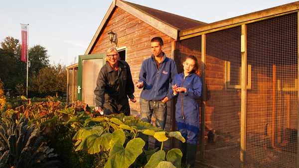 Raadslid Cora Huijbens praktijkles Landbouw