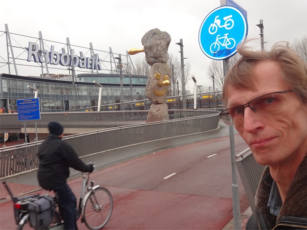 D66 raadslid Willem Bos bij fietspad bij Stadshart Centrum West
