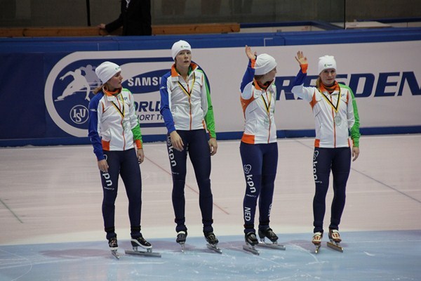 yvz-Dames relay met Sanne links en Yara rechts van Kerkhof