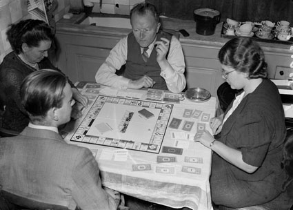 Monopoly-spelen-in-de-keuken
